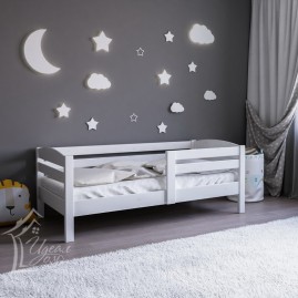 Детская кроватка из массива c бортиком "Магия" 